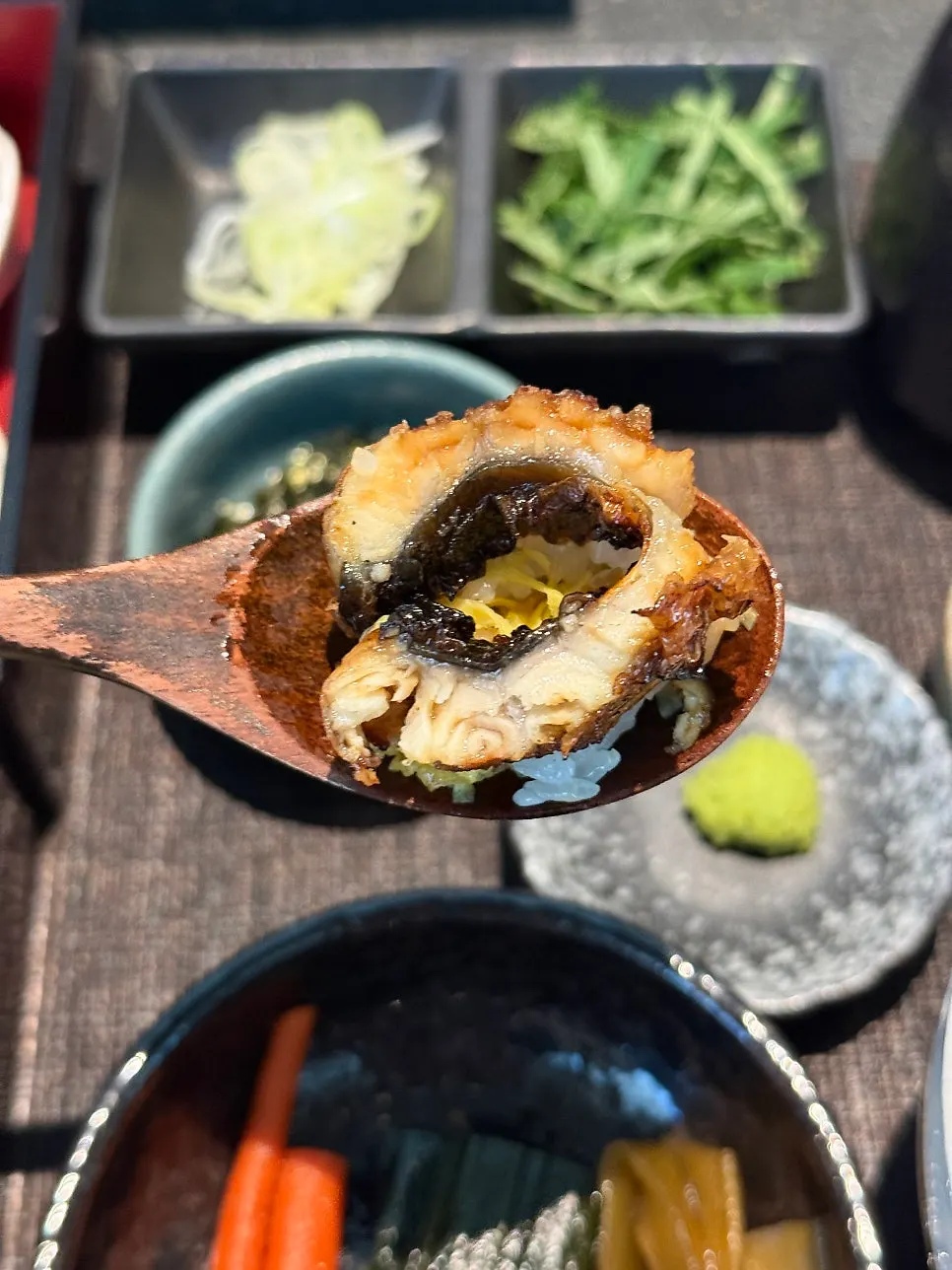밥 위에 토핑을 올린 덮밥 한 그릇