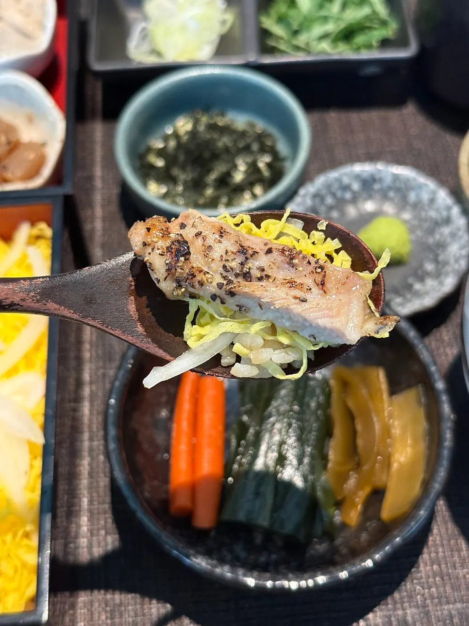 토핑을 얹어 덜어 먹는 히츠마부시
