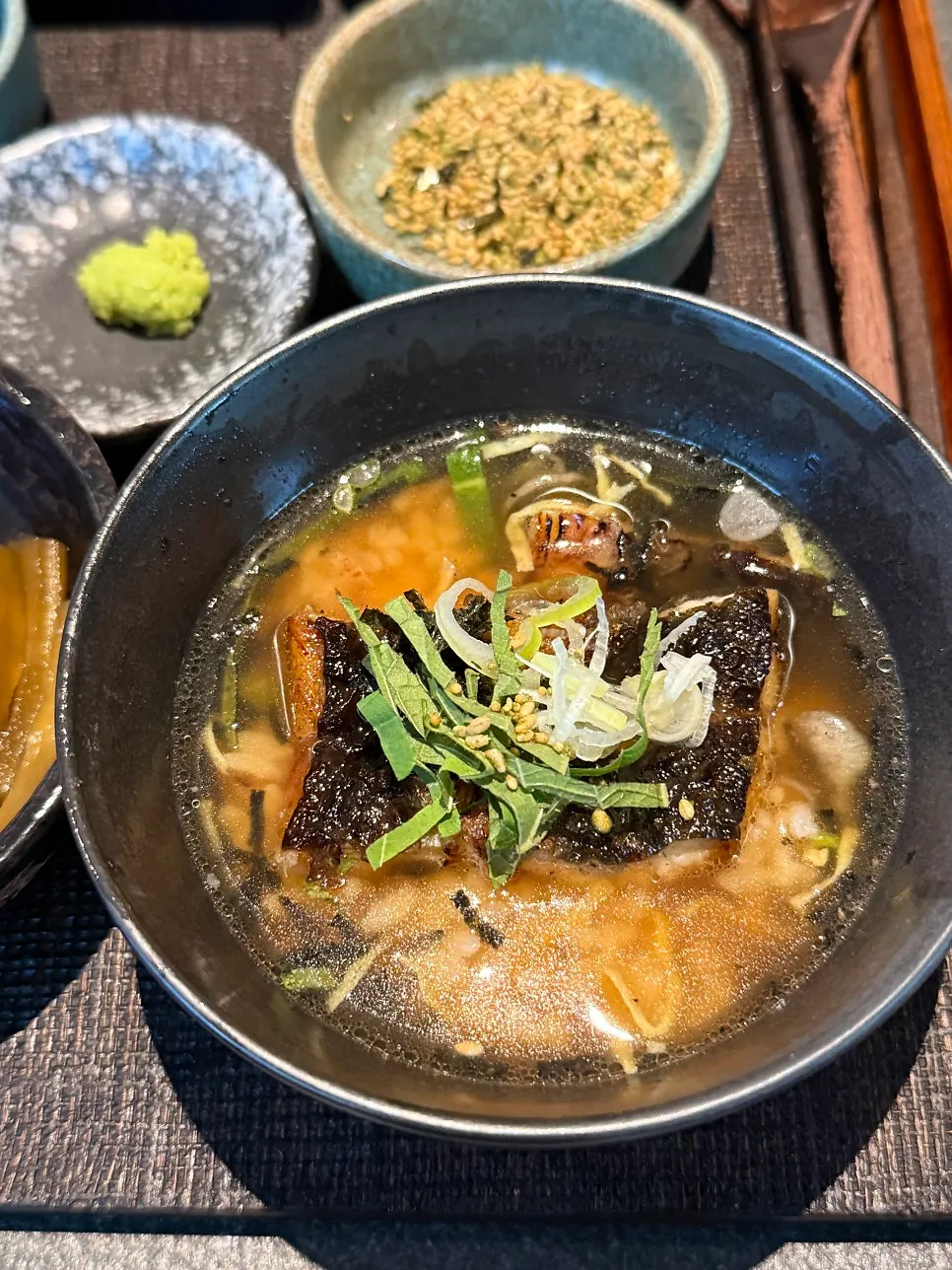 오차츠케 재료를 올린 밥 그릇