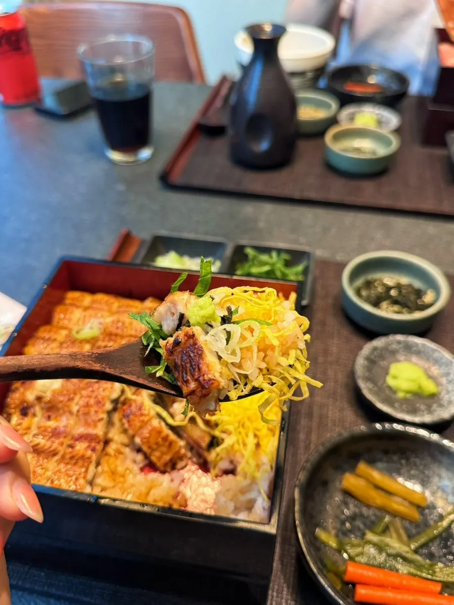 타래소스가 스며든 밥과 장어