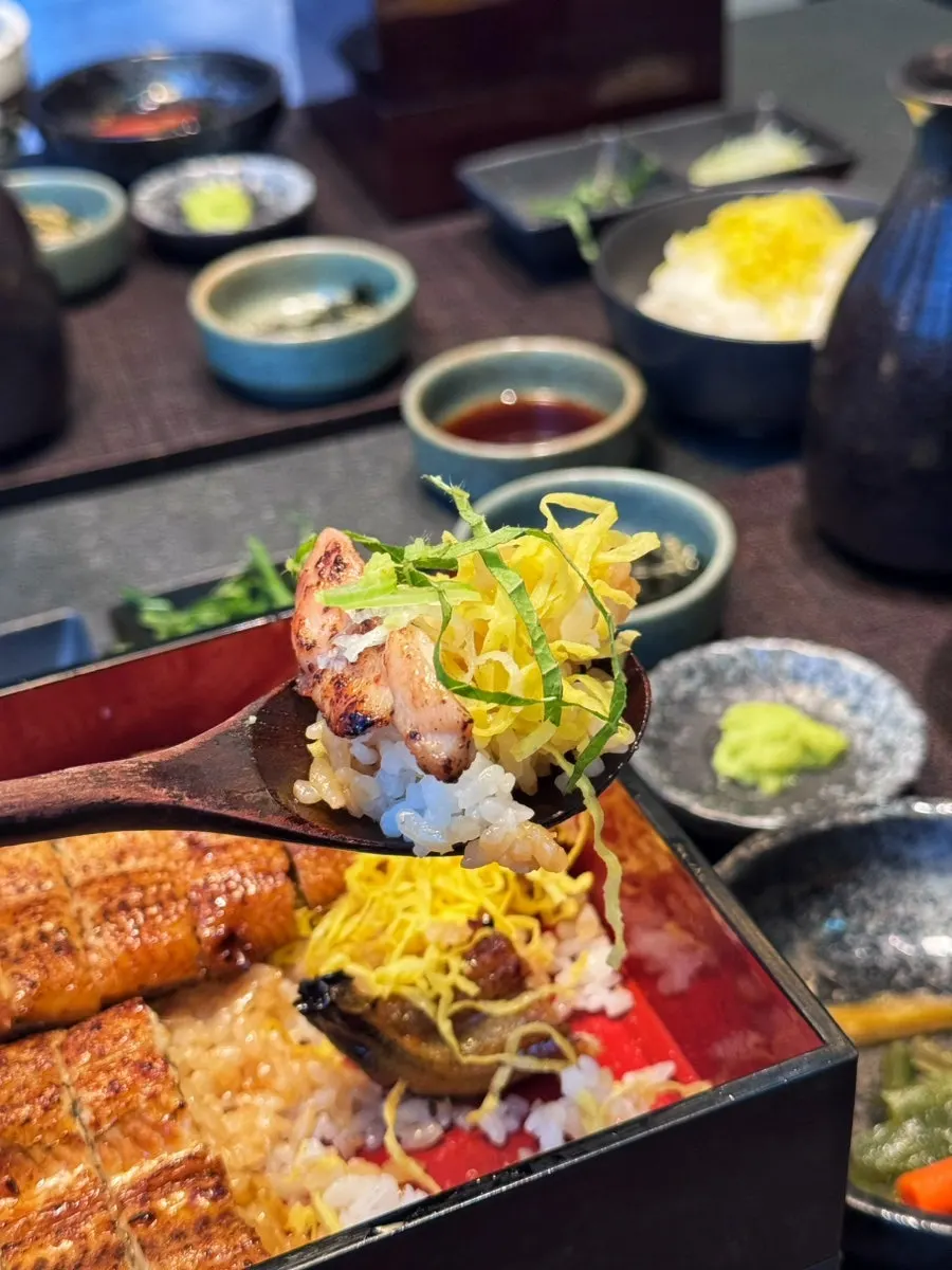 숯불 닭구이가 올라간 토리마부시 특