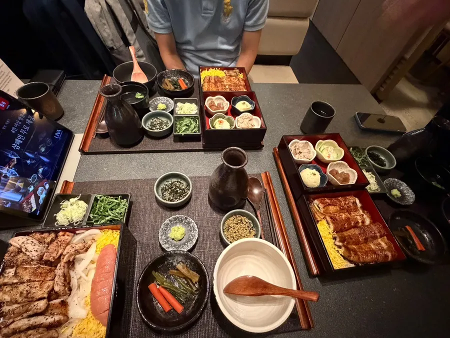 고명과 육수를 곁들인 히츠마부시 장어덮밥