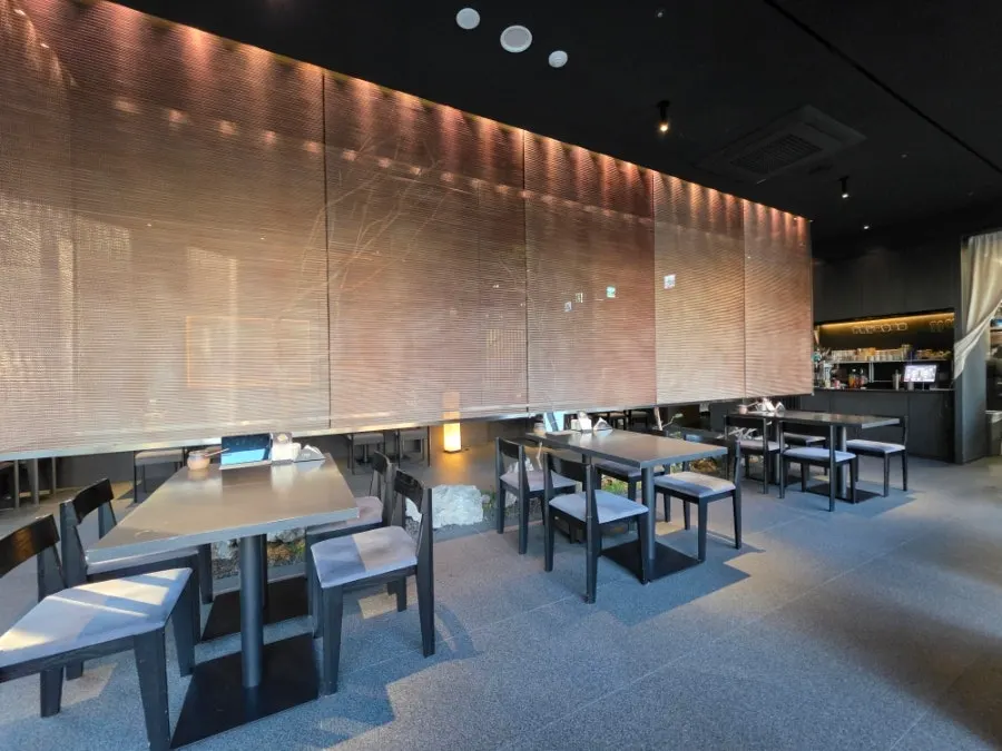Stone and pebble walkway leading into Una Yongsan Main Branch