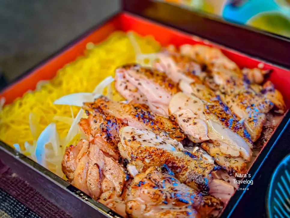 도시락 1층에 담긴 덮밥