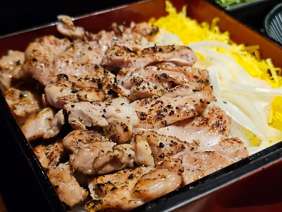 촉촉하게 구워진 숯불 닭다리살