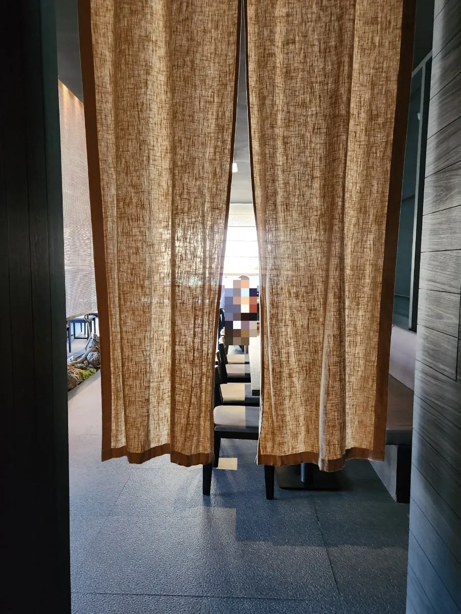 블랙과 브라운톤의 우나 용산 본점 홀 인테리어
