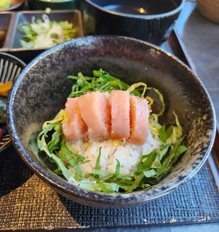 빈 그릇에 밥과 명란을 올린 오차즈케 준비