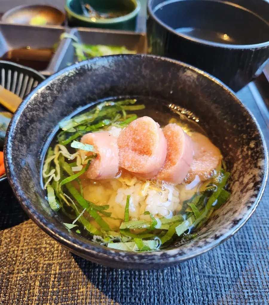 도쿠리 차를 부어 완성한 명란 오차즈케
