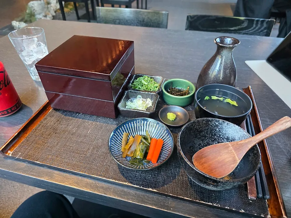 Table setting of the mentaiko set hitsumabushi