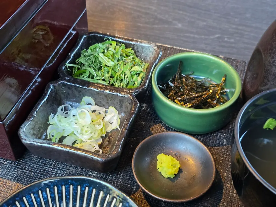 Tray with the eel rice bowl and mentaiko