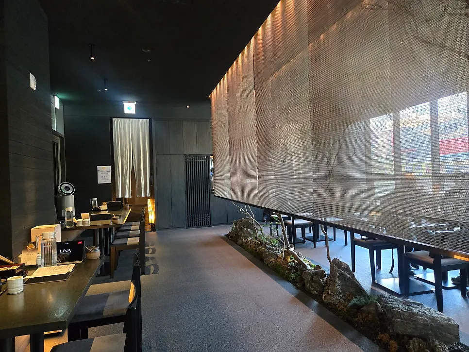 Interior of Una Yongsan Main Branch, decorated mostly in black