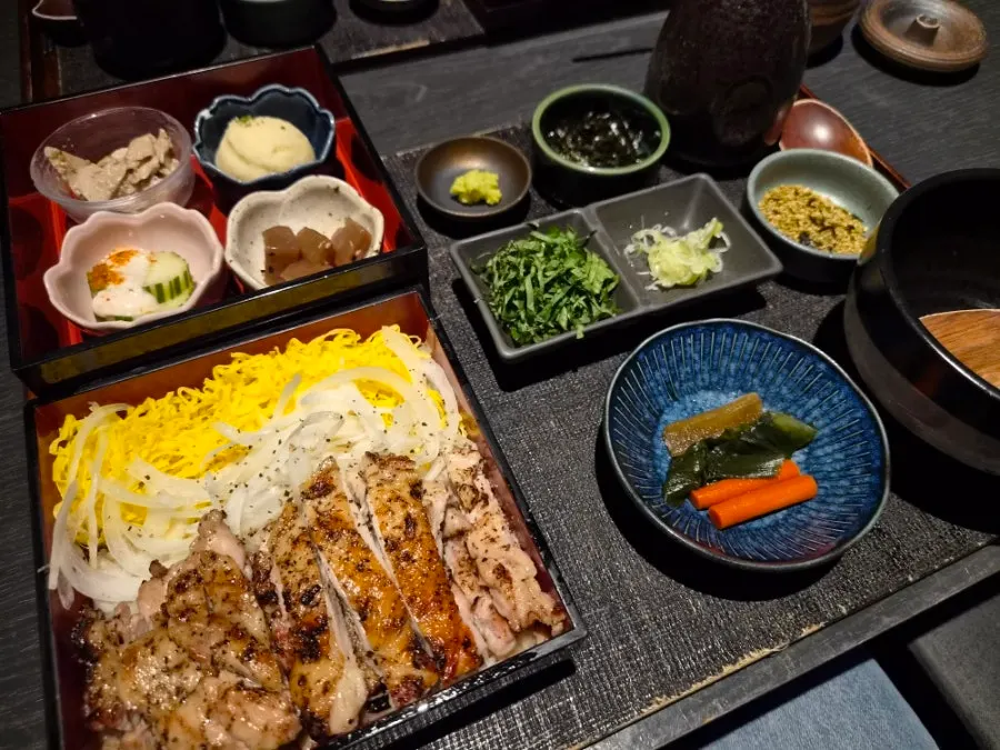 토리마부시 닭구이 덮밥 상차림