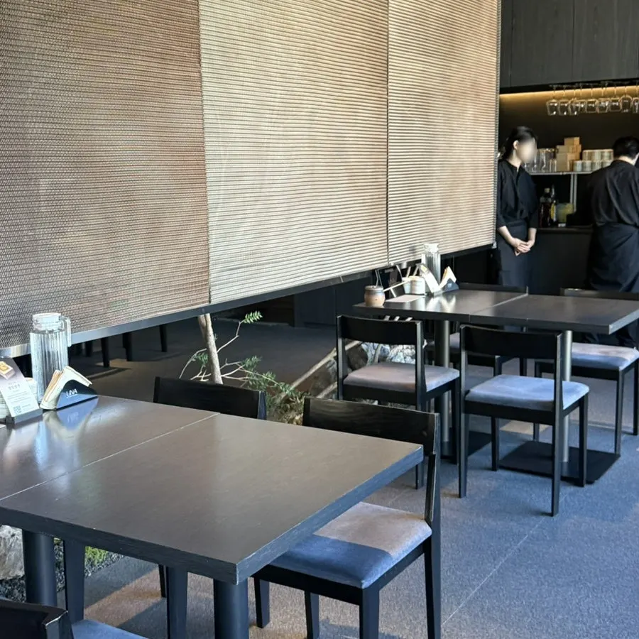 Hall table seating at Una Yongsan Main Branch