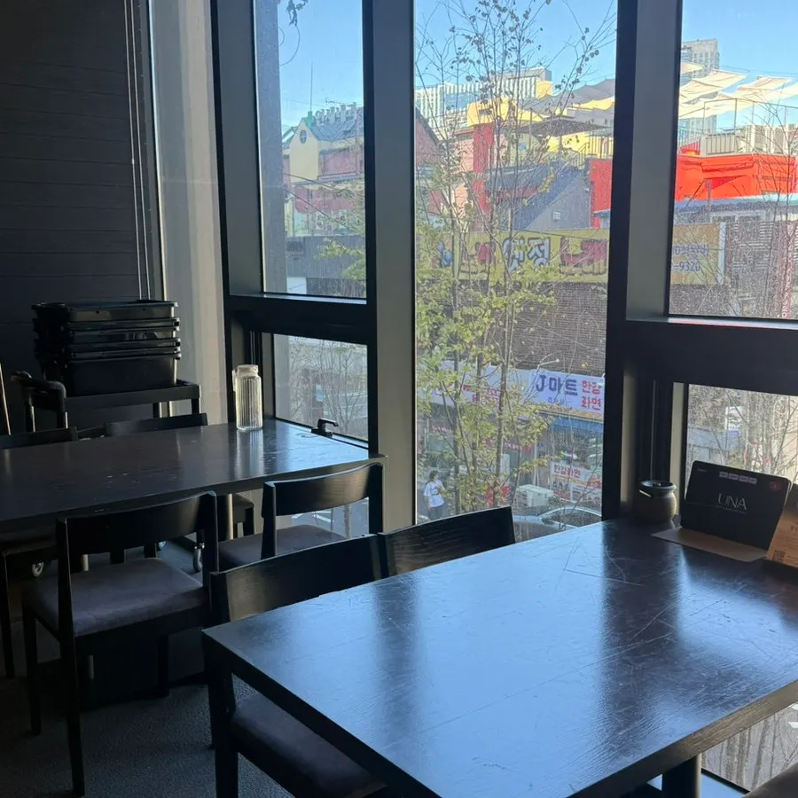 Private room space separated from the hall