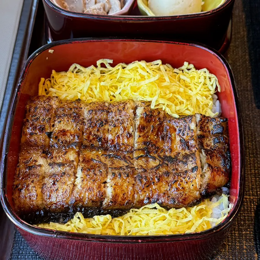 Full spread of the ₩32,000 hitsumabushi small