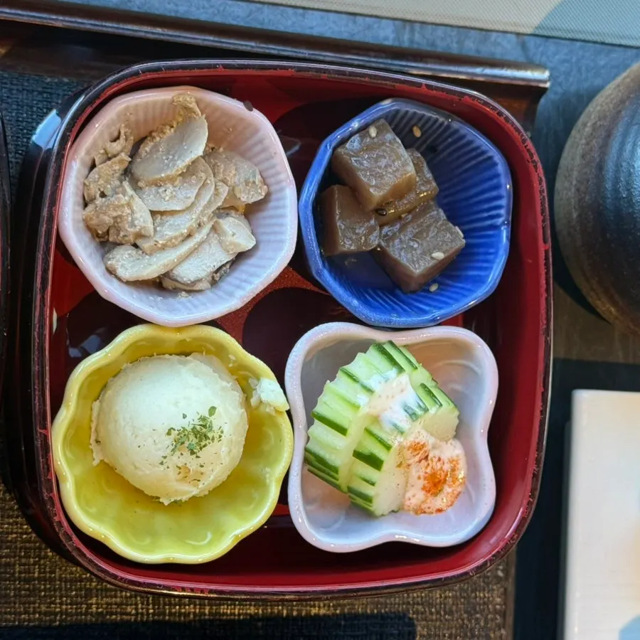 Banchan plate served with the hitsumabushi