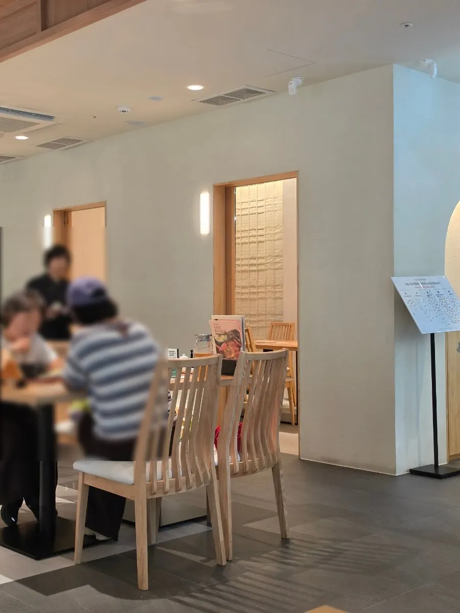 한쪽에 마련된 모임용 룸 공간