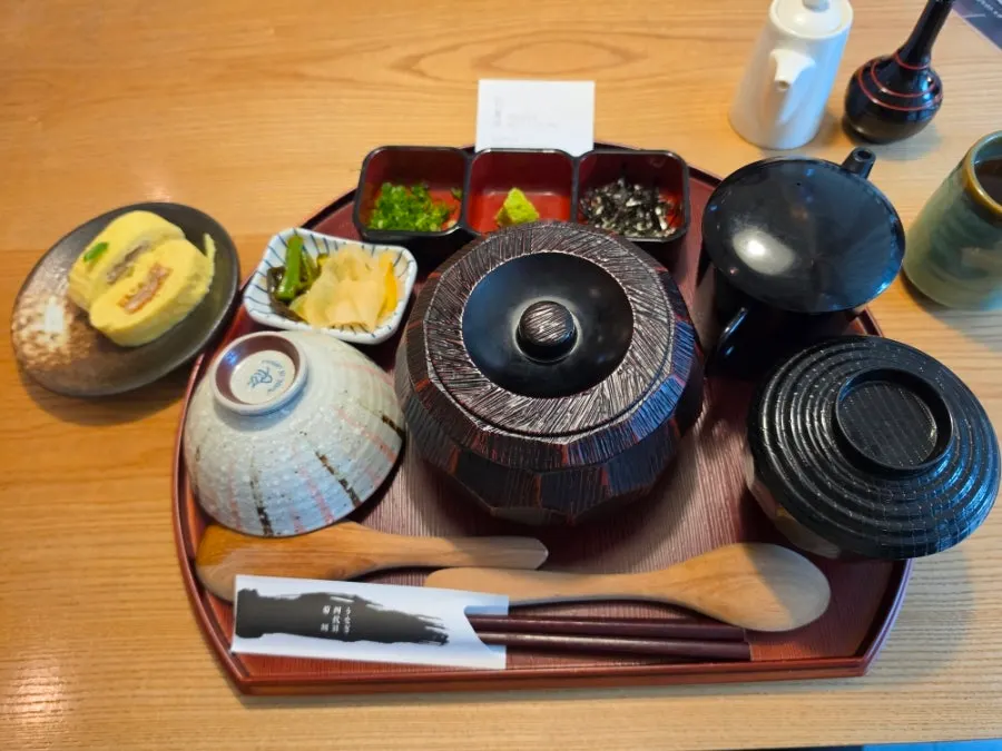 정갈하게 차려진 히츠마부시 한 상