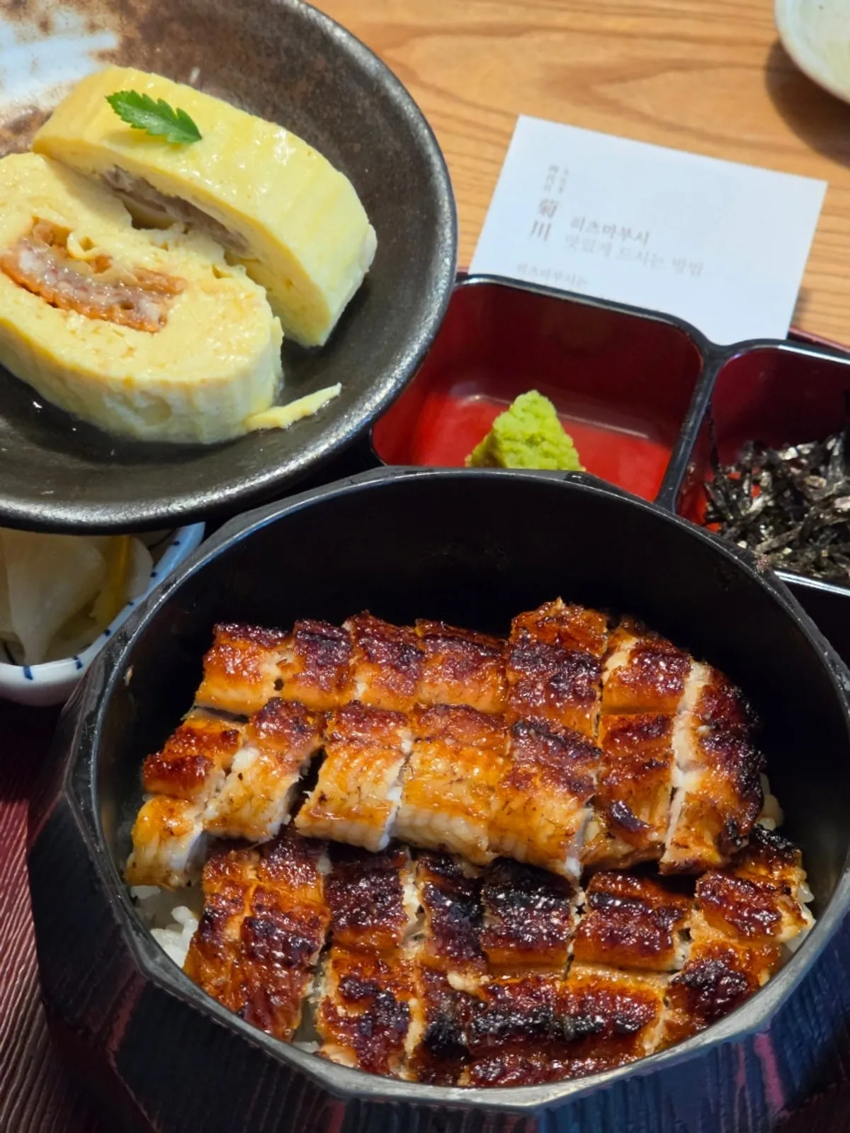 별도로 준비된 카레소스 등 소스 접시
