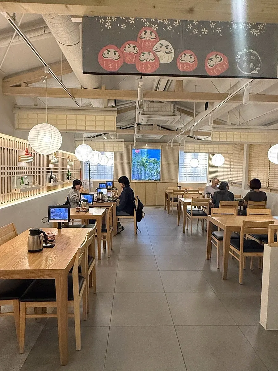 Unagiwa's interior decorated in wood and beige tones