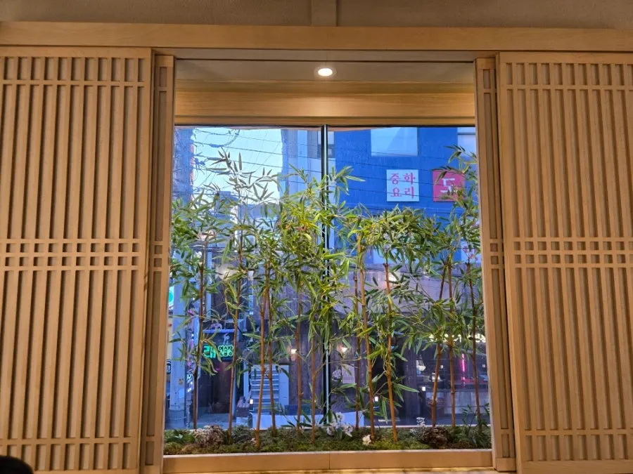 Table and interior decor at Unagiwa