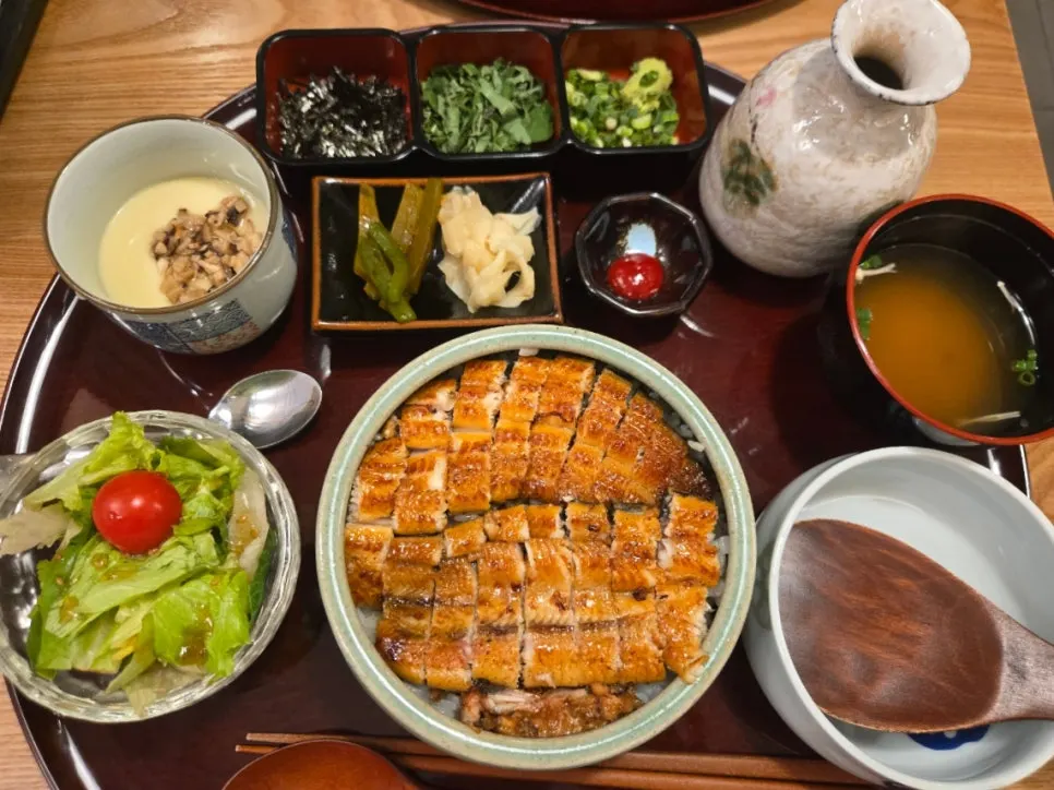 Hitsumabushi set served with shiitake egg custard and salad