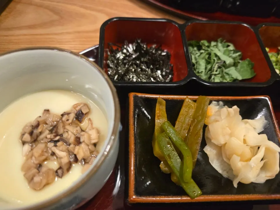 Side accompaniments including perilla leaf, scallion, and seaweed flakes