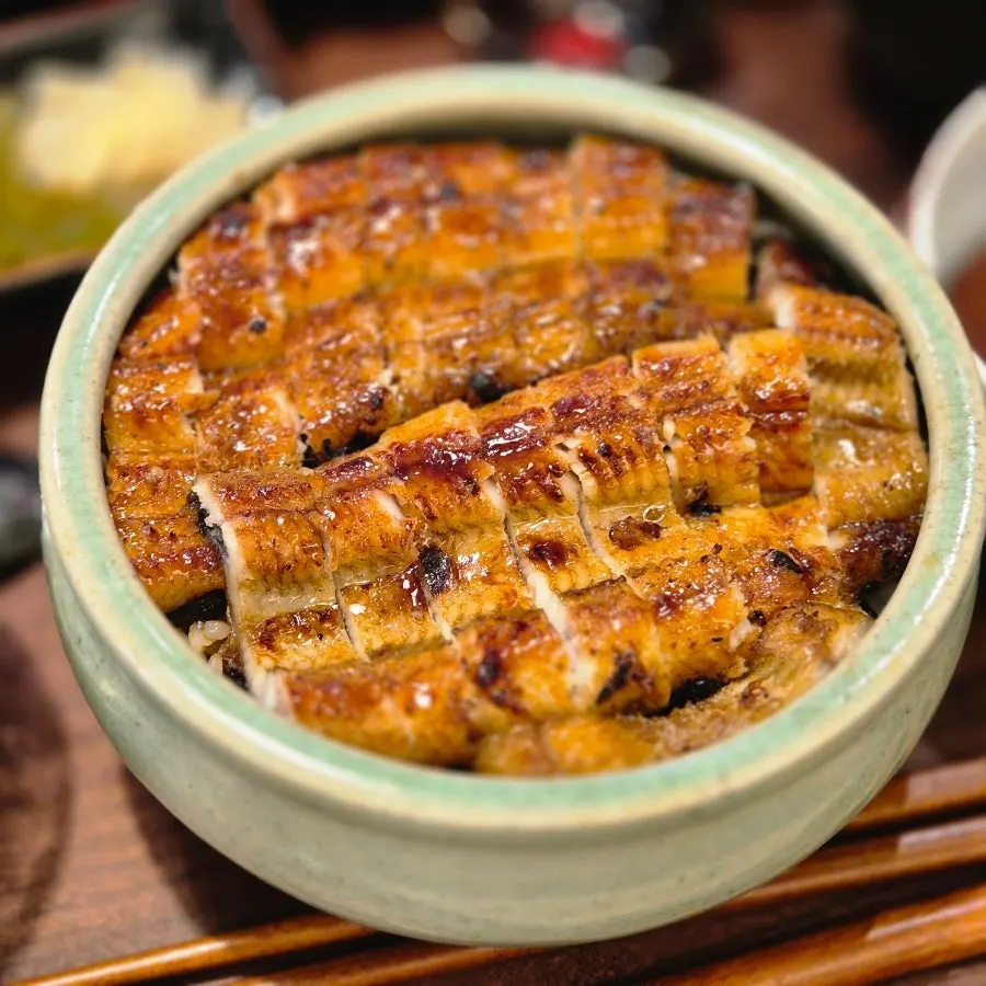 A full table setting of Unagiwa's Nagoya-style hitsumabushi