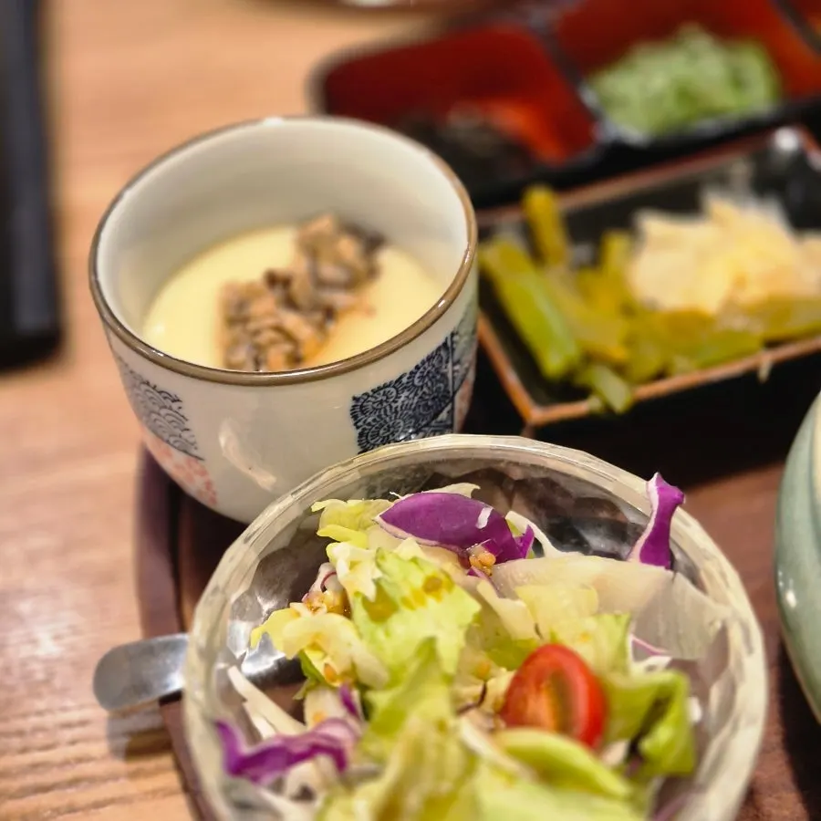 Table spread served alongside the hitsumabushi