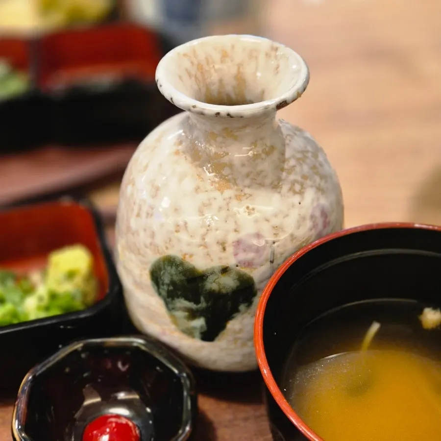 Table setting for two servings of hitsumabushi