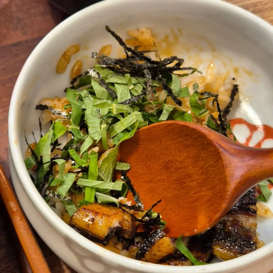 Bowl of hitsumabushi gradually emptying out