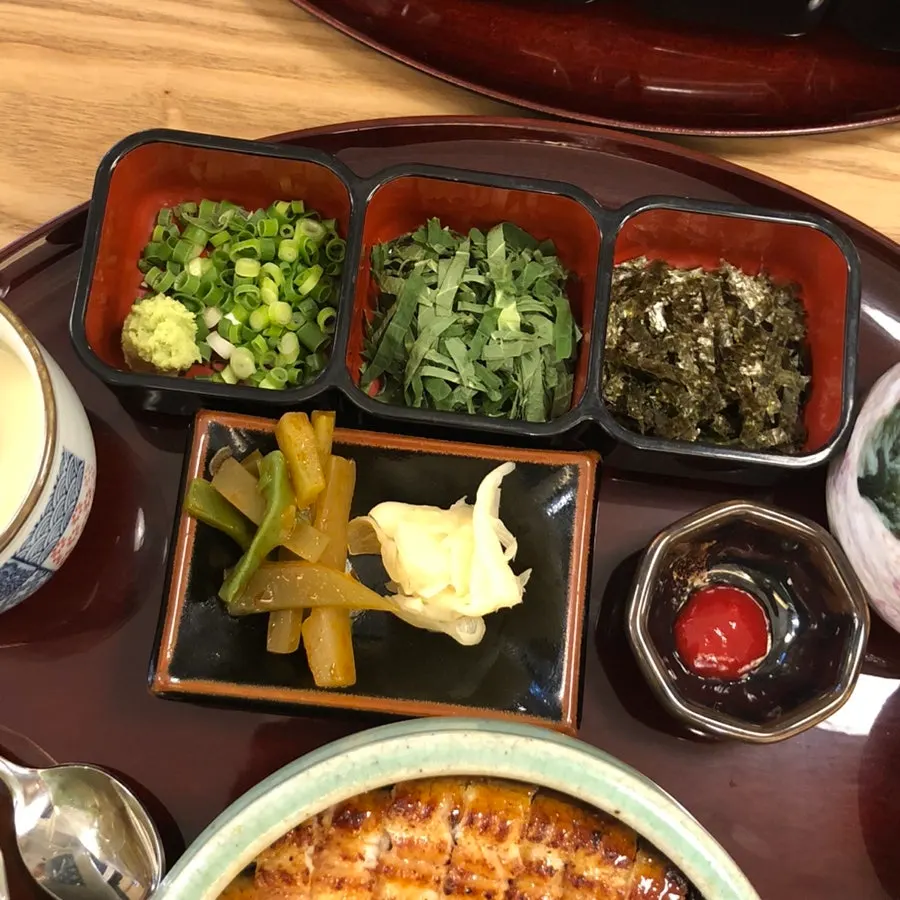 쪽파와 와사비, 산초가루 곁들임