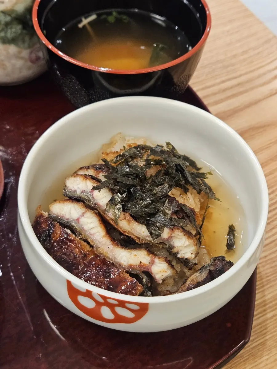 깻잎과 와사비를 올린 장어덮밥