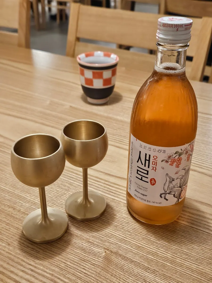장어덮밥과 곁들인 오미자 술잔