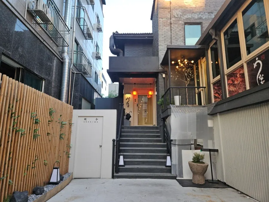 Exterior of Unagiwa above an alley staircase on Bongeunsa-ro 30-gil