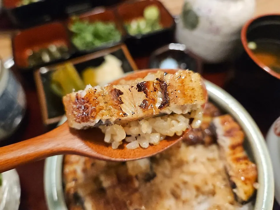 First bite of hitsumabushi eaten plain