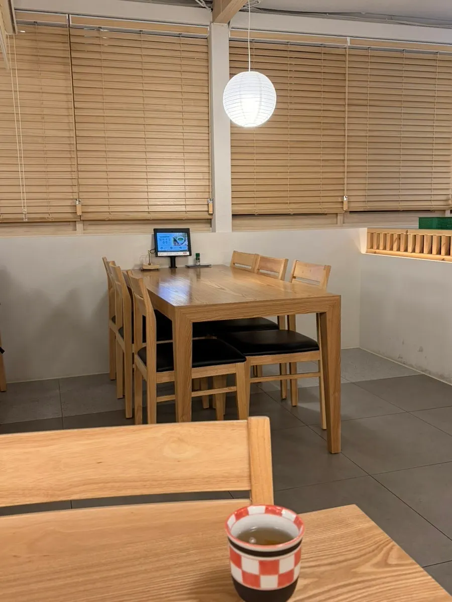차분한 조명의 우나기와 홀 전경