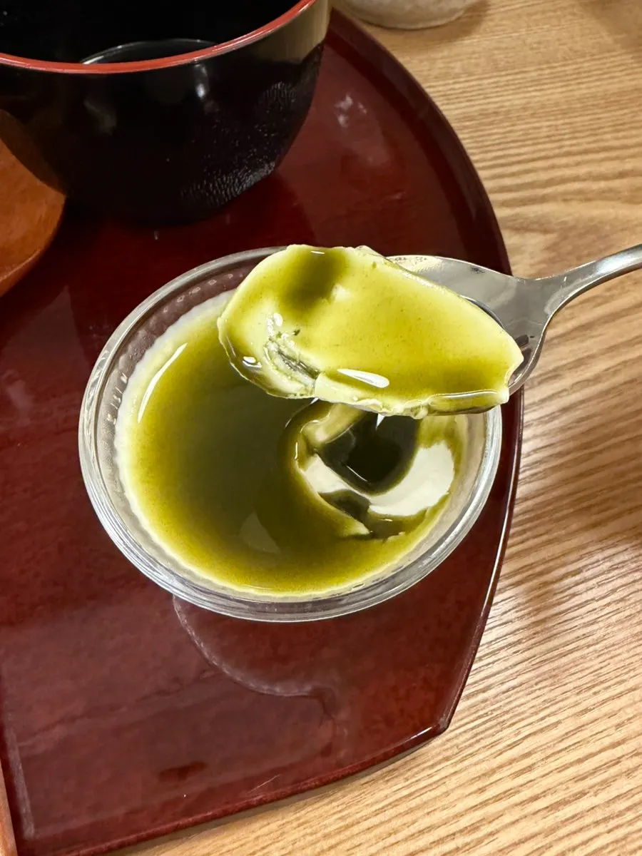 말차 소스가 올라간 푸딩 클로즈업