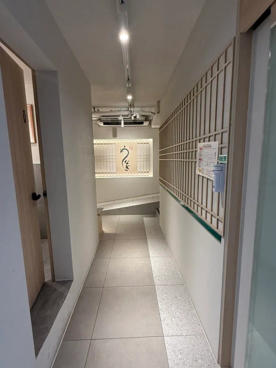 White-toned, tidy interior of Unagiwa