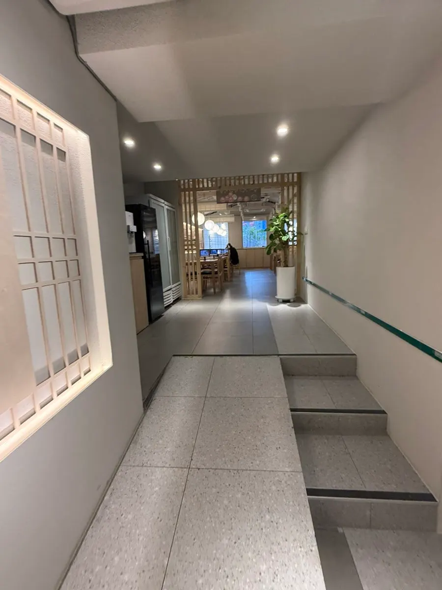 Widely spaced table seating at Unagiwa Yeoksam branch