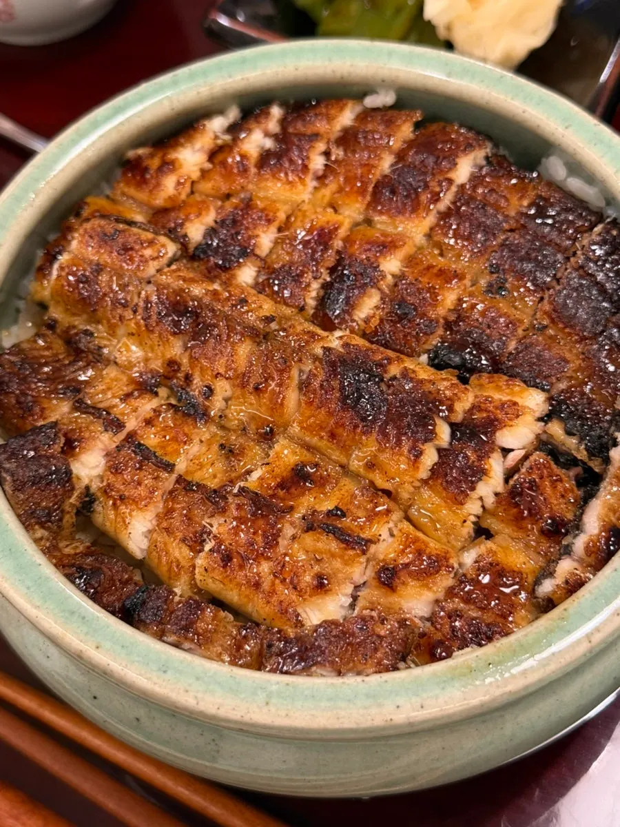 Eel packed densely on top of hitsumabushi with the lid opened