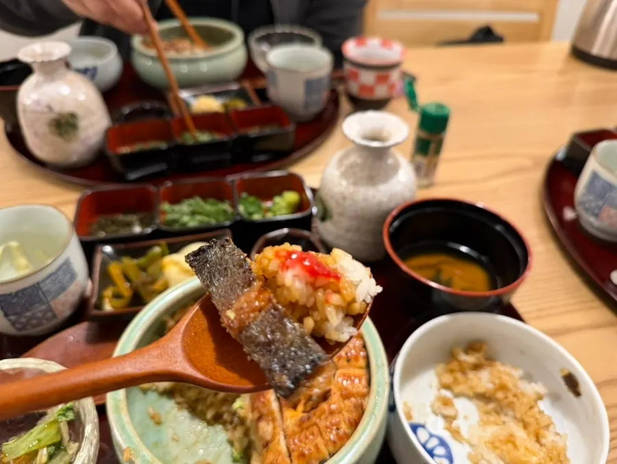 Bowl of eel rice topped with plum sauce