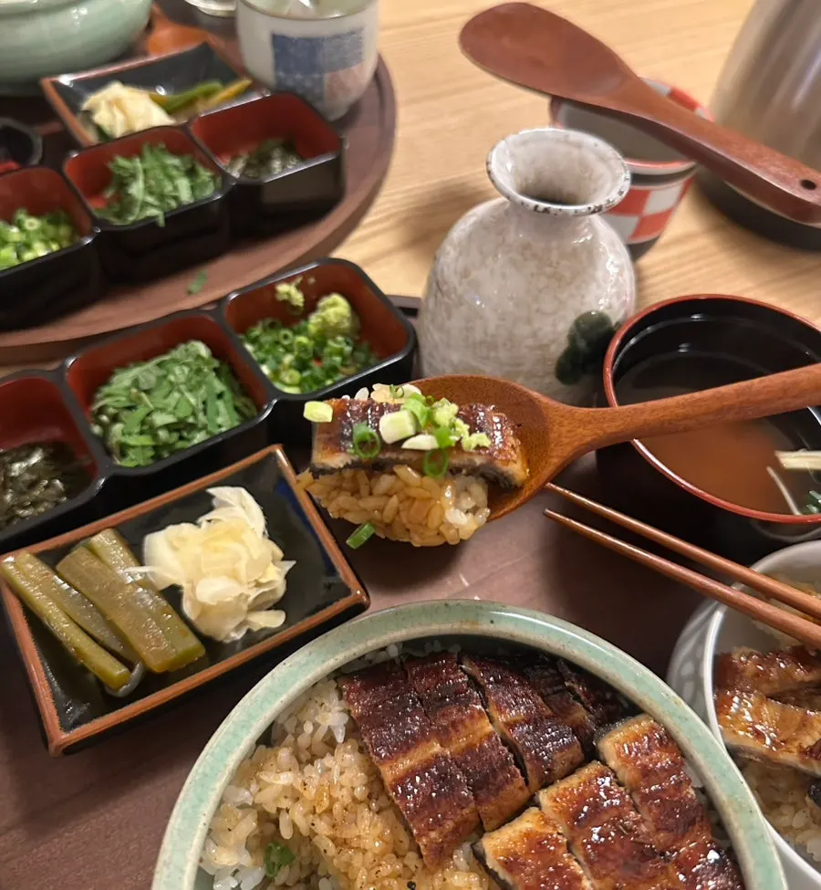 쪽파와 와사비, 깻잎을 곁들인 장어덮밥