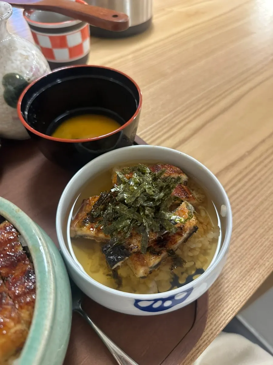 김가루 올린 그릇에 오차를 부은 오차즈케