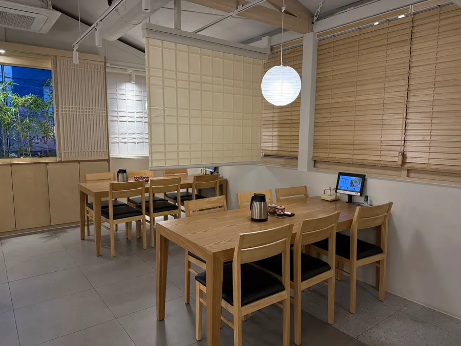 블라인드로 분리되는 우나기와 테이블석