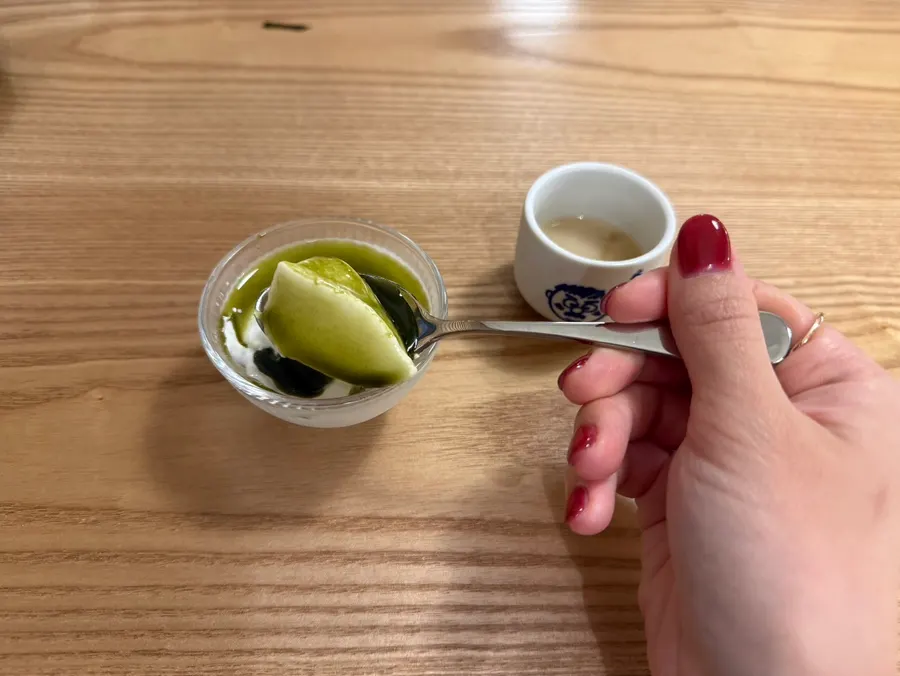 말차 푸딩과 일본식 식혜 디저트 구성