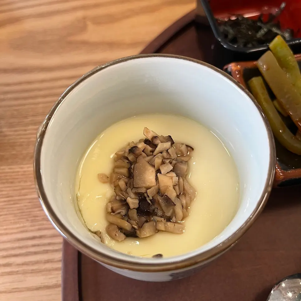 다진 표고버섯을 올린 일본식 계란찜 차완무시