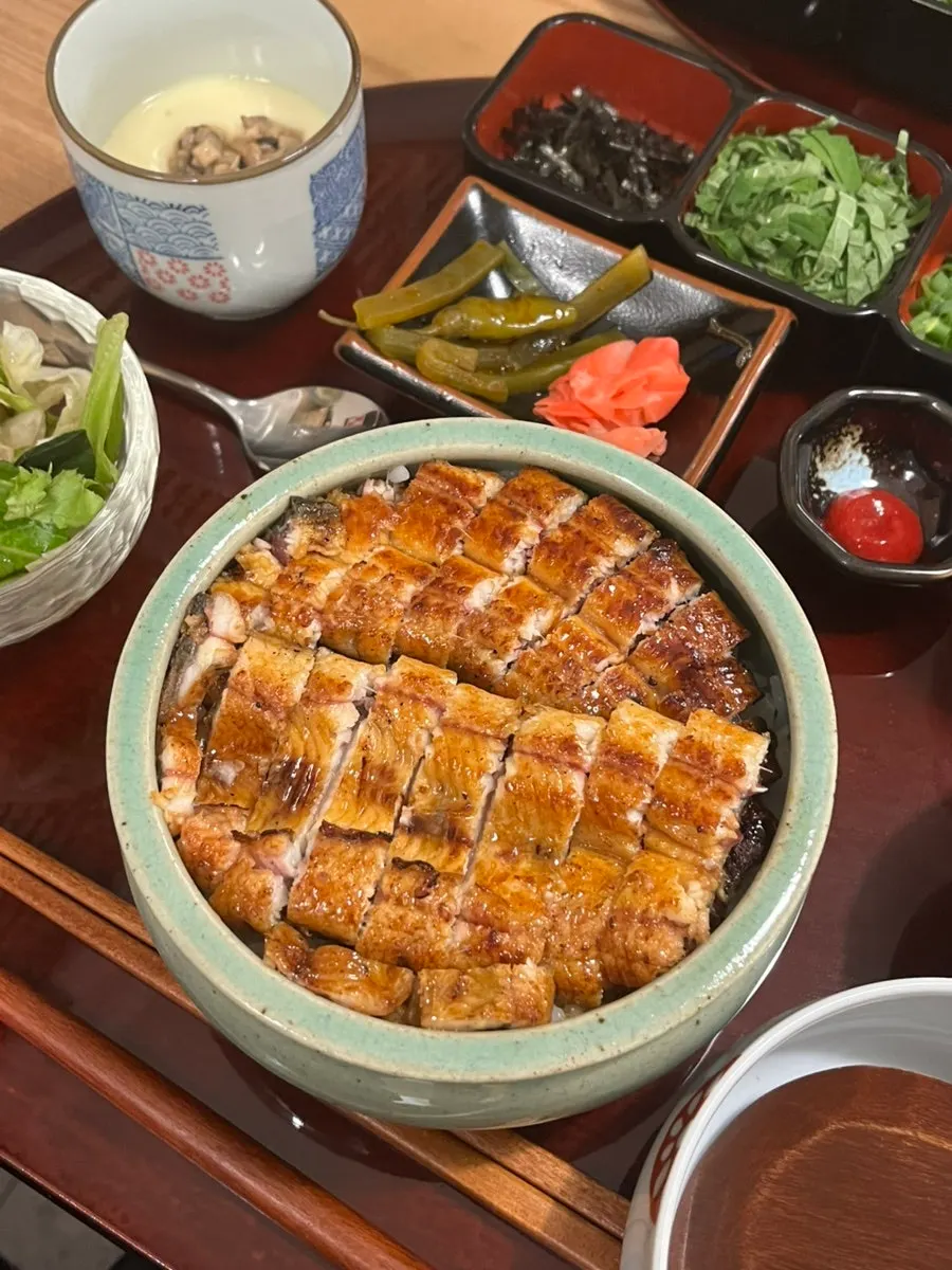 A table setting showing how to eat hitsumabushi, as explained by staff