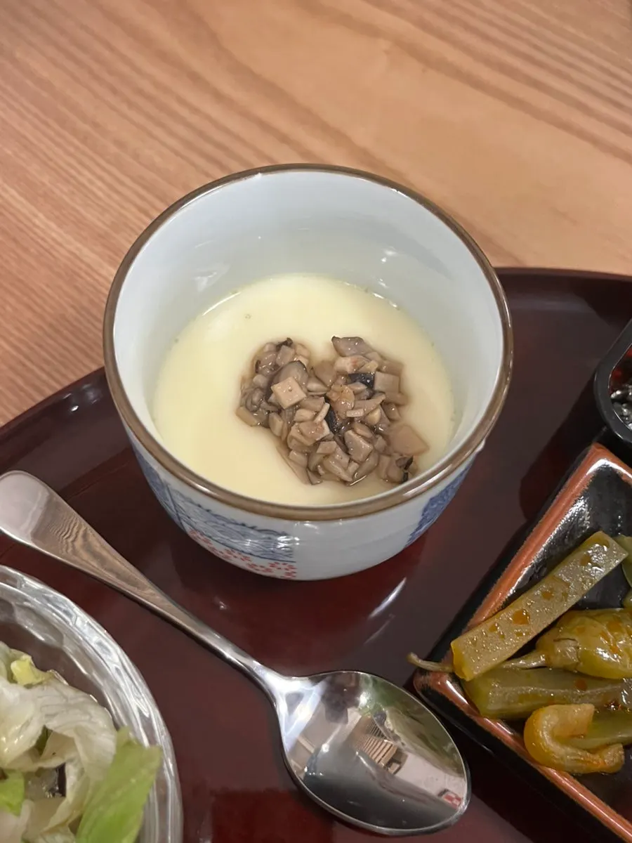 A spoonful of hitsumabushi topped with scallion and wasabi