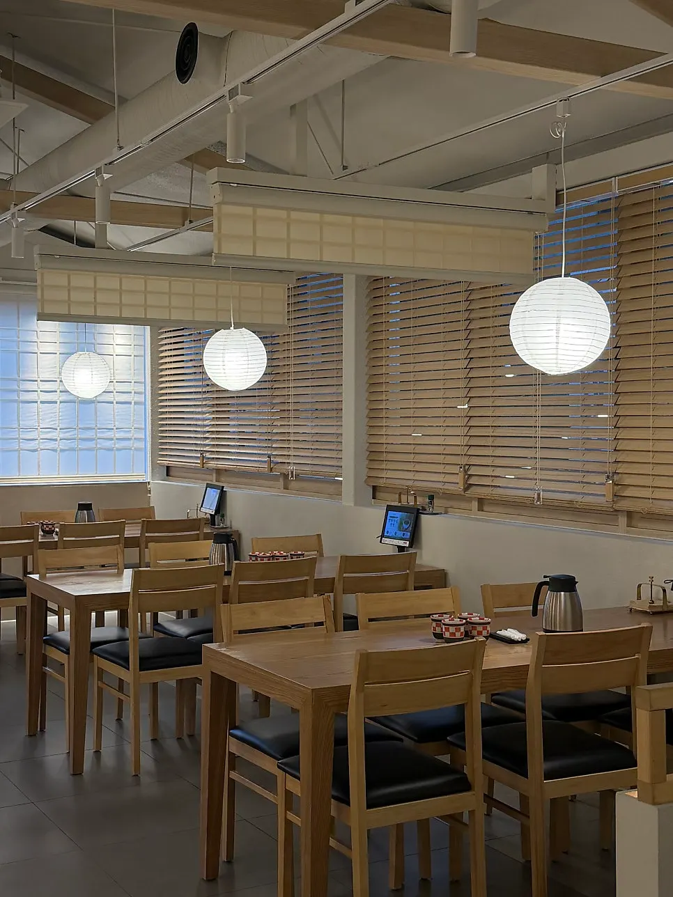 Spacious and comfortable seating hall at Unagiwa
